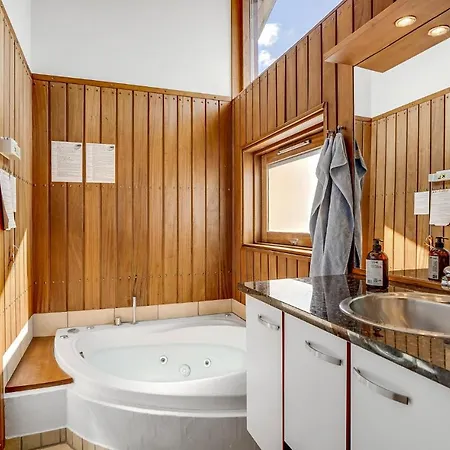2 Bedroom Stunning Home In Sjolund 度假居